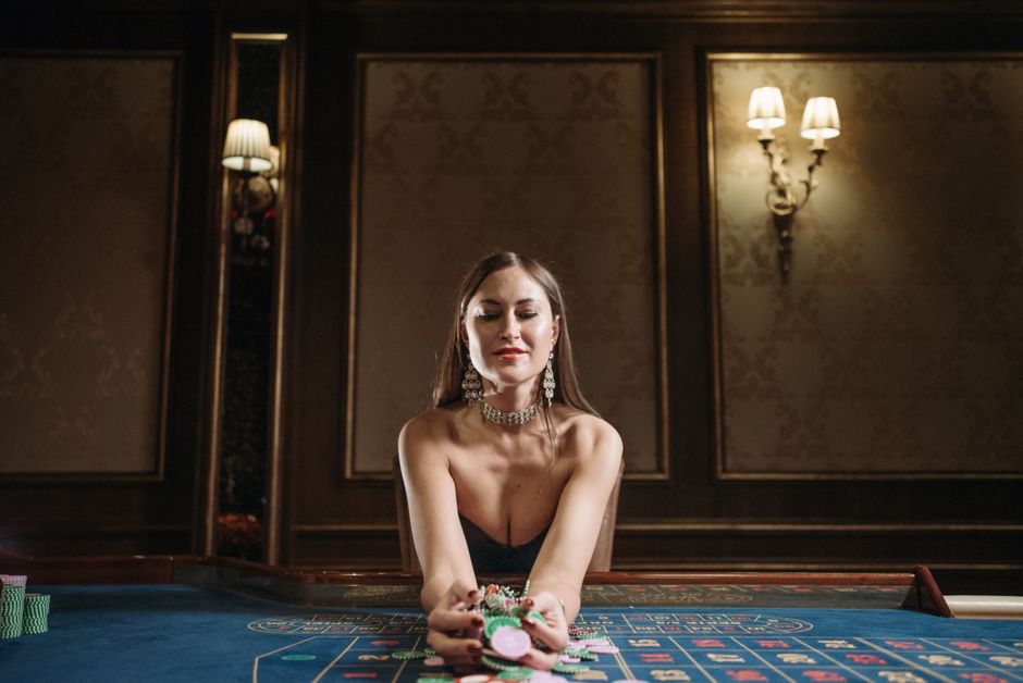 Slots, Poker, and the Real Math Behind iGaming Wins